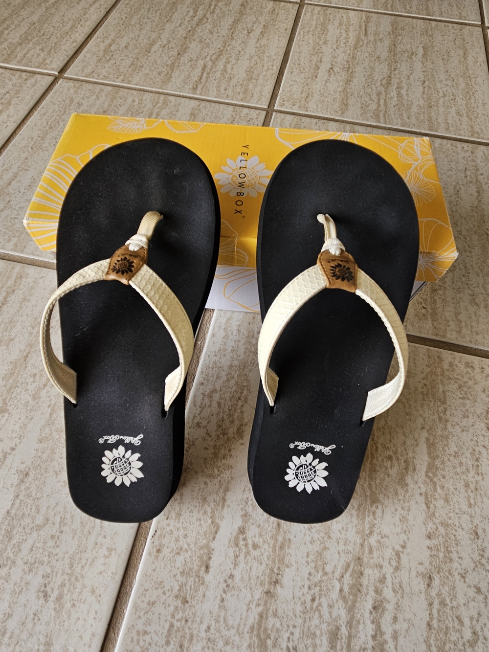 Yellow Box Lollie Platform Thong Sandals Black With White US 8 Like New With Box